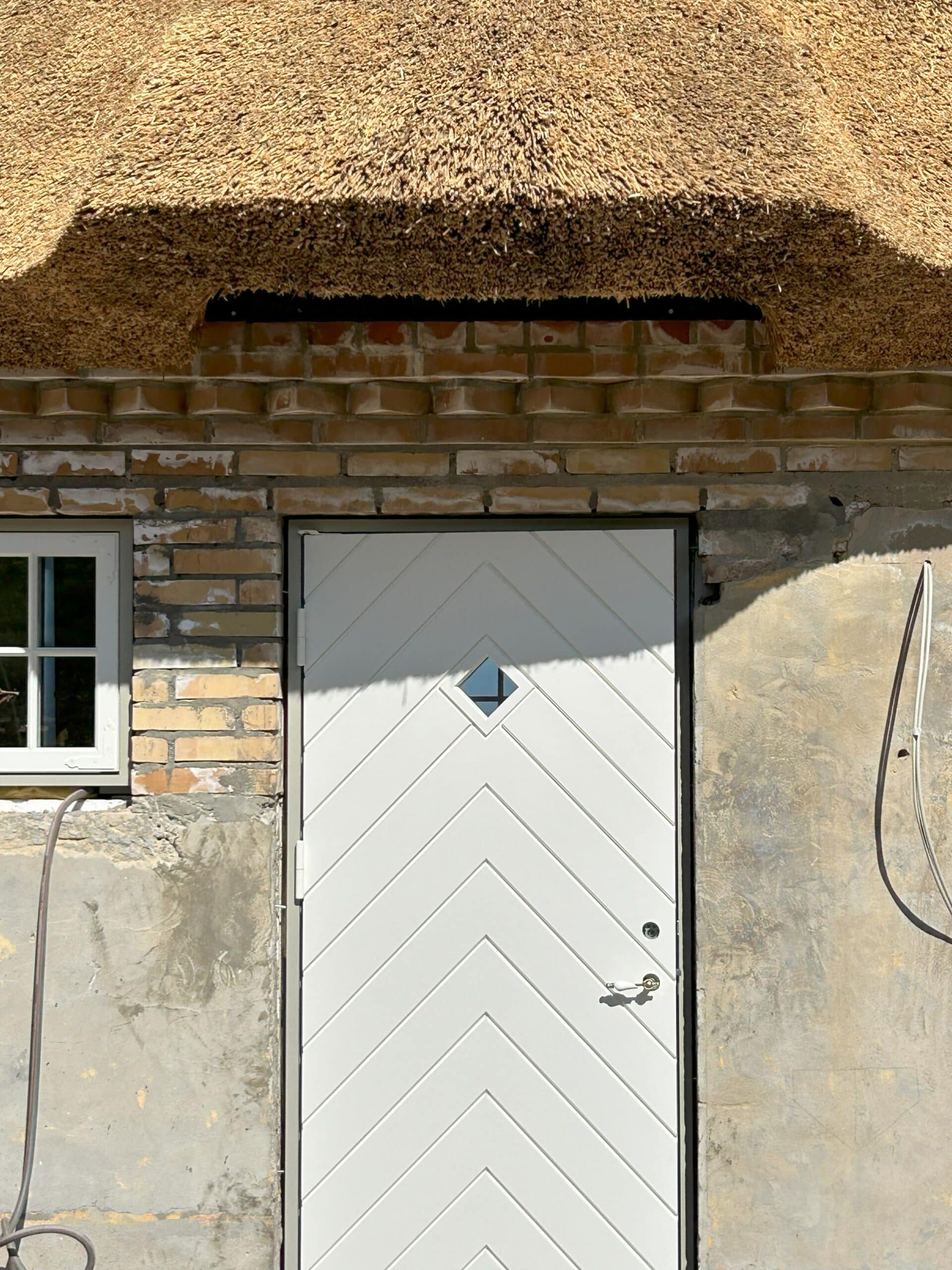 Byggerådgivning udskiftning af dør og facade ved stråtækt ejendom renovering