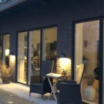 Købsrådgivning ved ejendom med moderne tilbygning og træterrasse