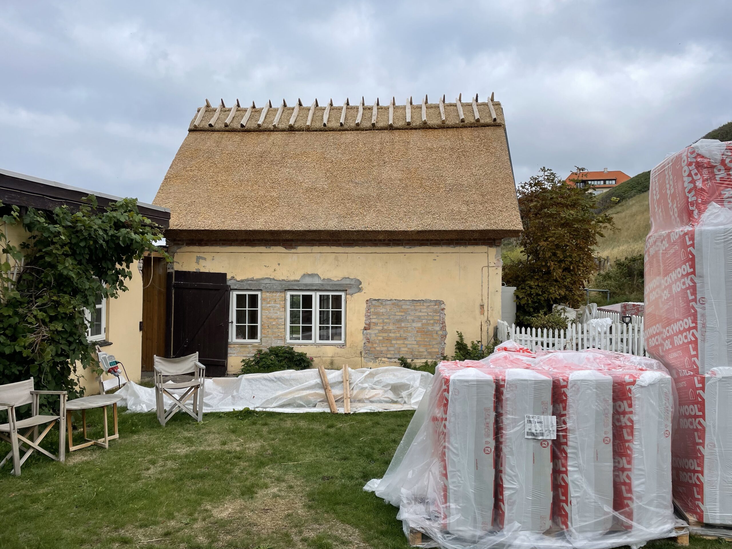 Byggerådgivning renovering af stråtag og facade energioptimering med Rockwool