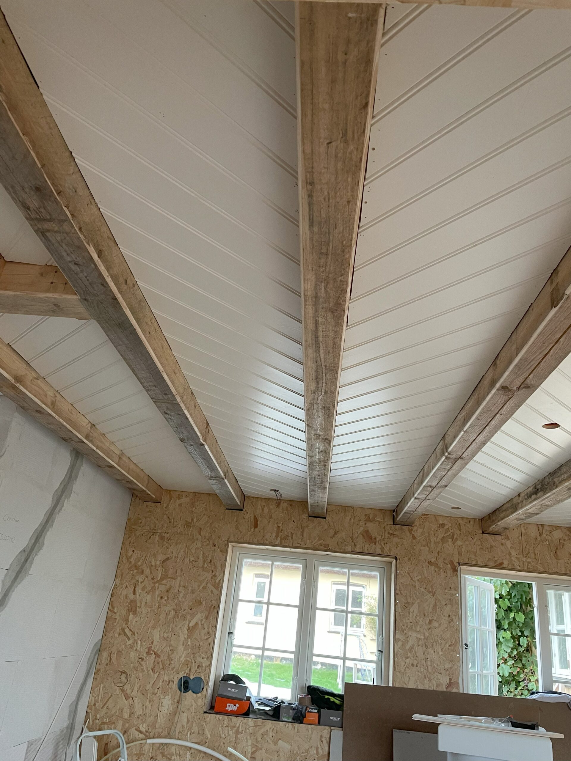 Projektstyring af renovering med synlige loftbjælker og listeloft