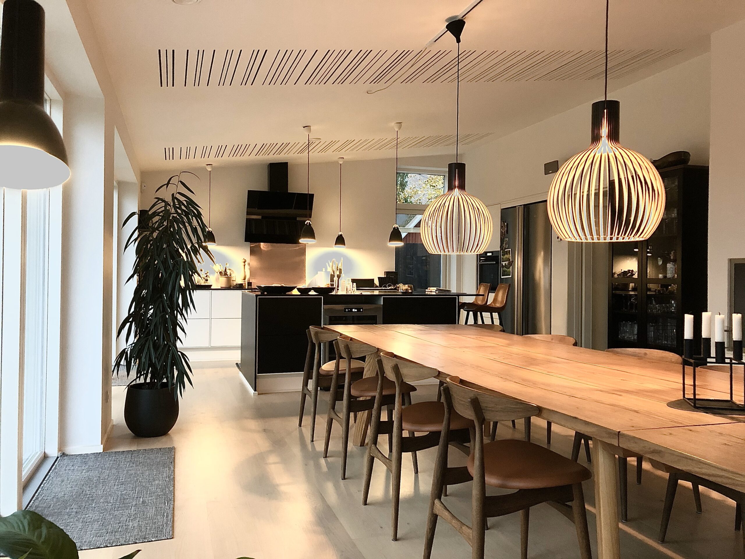 Projektstyring af færdigt køkken-alrum med akustikloft og moderne design