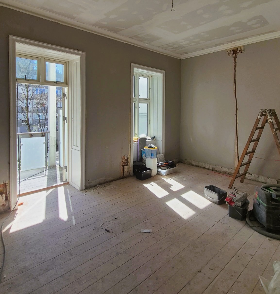 Byggeplads under renovering med professionel projektledelse og byggerådgivning fra Jan Krontoft.