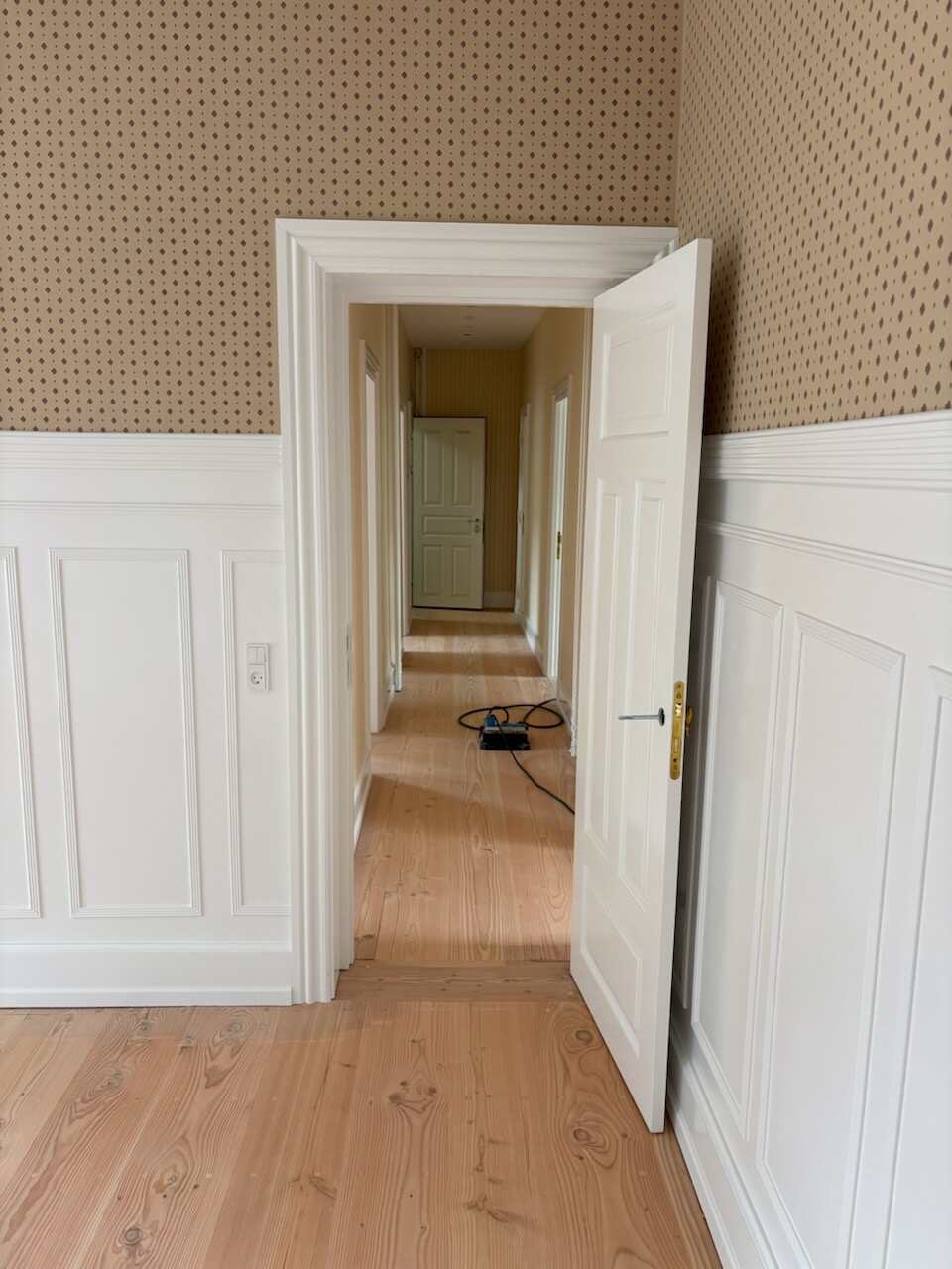 Renovering af gulve i herskabslejlighed med professionel byggerådgivning og tilsyn.